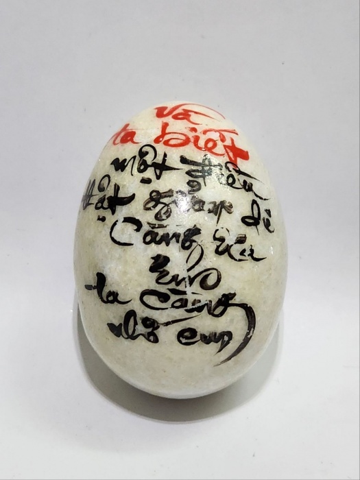 Сувенир яйцо из белого мрамора с надписью (язык неизвесен)